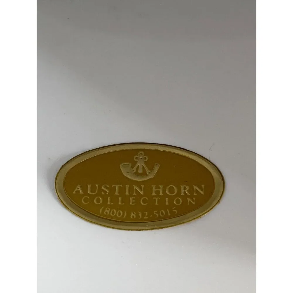 Austin Horn Collection Cream Damask Tissue Box Cover Gold Tassel Vanity Bath Dec